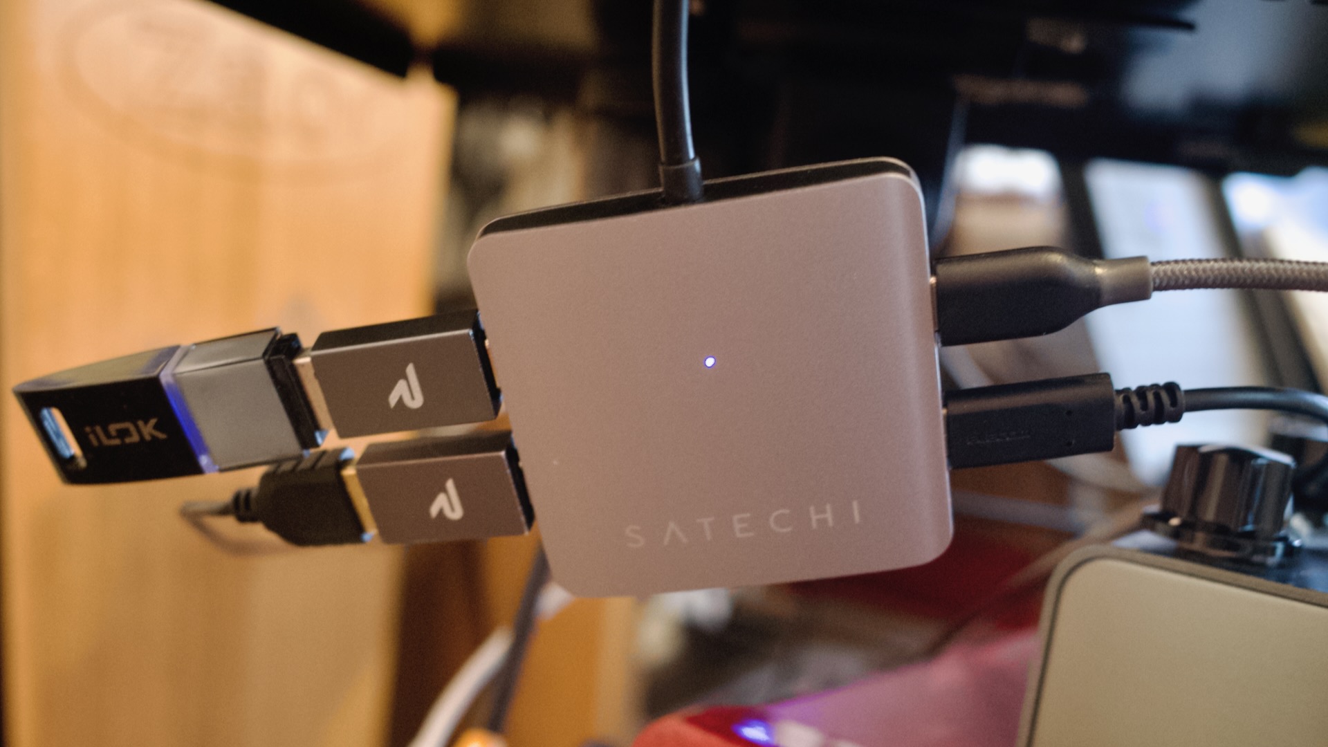 SATECHI 4-Port USB-C Hub の 4 ポートにケーブルとかを接続した状態