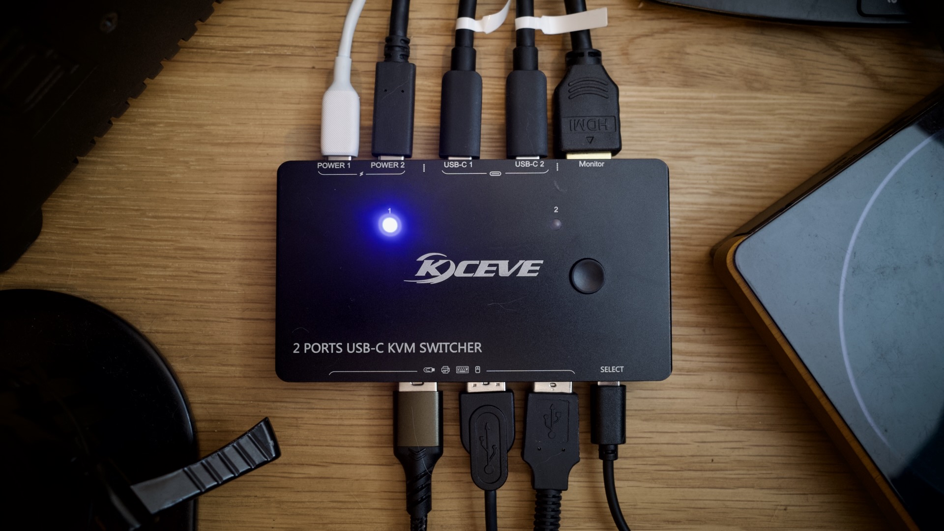 KCEVE 2 Ports USB-C KVM Switcher に色々なケーブルを接続した状態